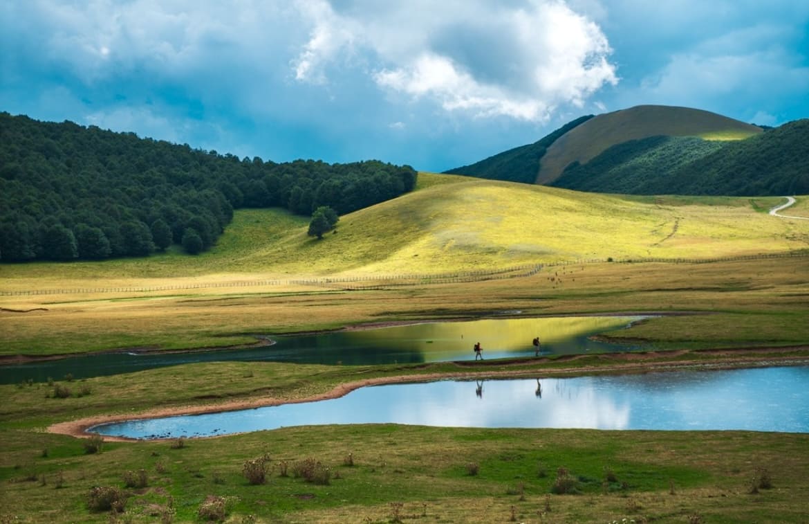 il rifugio dei marsi, dormire in una botte dormire in botte, dormire nelle botti, esperienze da regalare, glamping in italia, dormire nella natura, hotel particolari dove dormire, escursioni monti sibillini, pantani di accumoli, 5 passeggiate sui Monti Sibillini da fare in primavera
